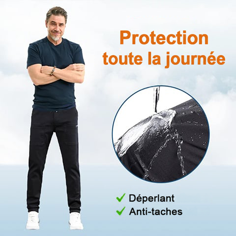 Homme en t-shirt bleu marine et pantalon noir, avec un gros plan d'eau perlant sur le tissu 14
