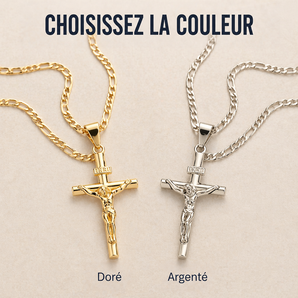Deux colliers crucifix côte à côte, l'un finition dorée, l'autre argentée, tous deux sur chaîne Figaro 8