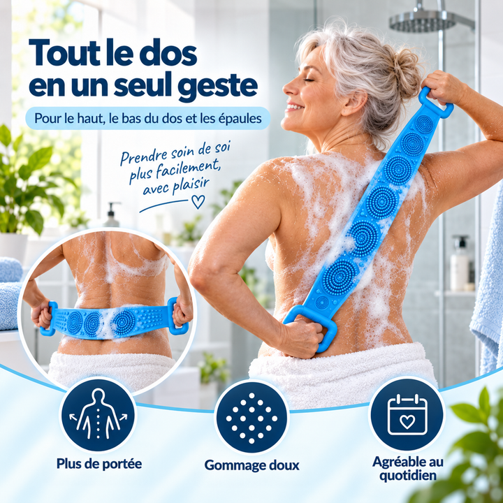 Femme aux cheveux gris se frottant le dos avec la bande en silicone bleue, mousse sur la peau 1
