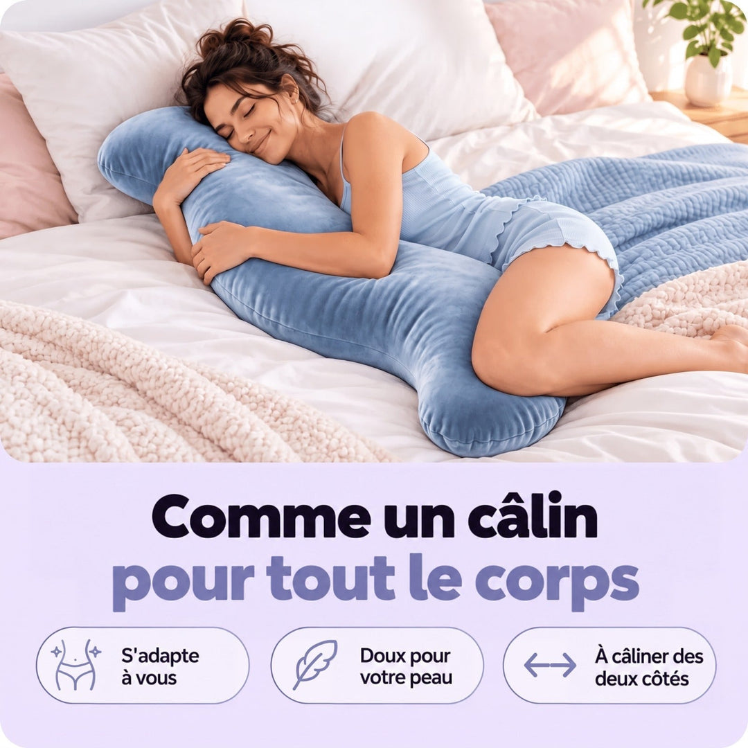 Femme endormie sur le côté, serrant l'oreiller en S bleu contre elle dans un lit 2