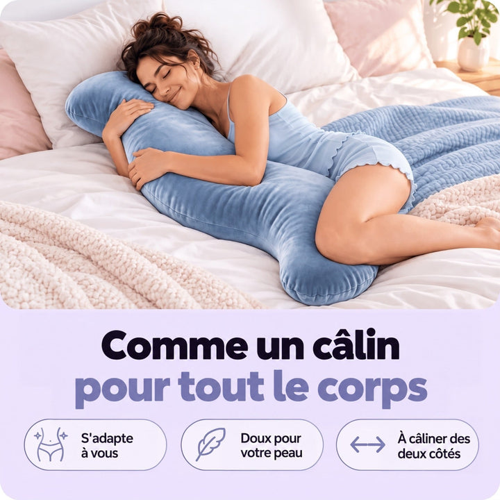 Femme endormie sur le côté, serrant l'oreiller en S bleu contre elle dans un lit 2