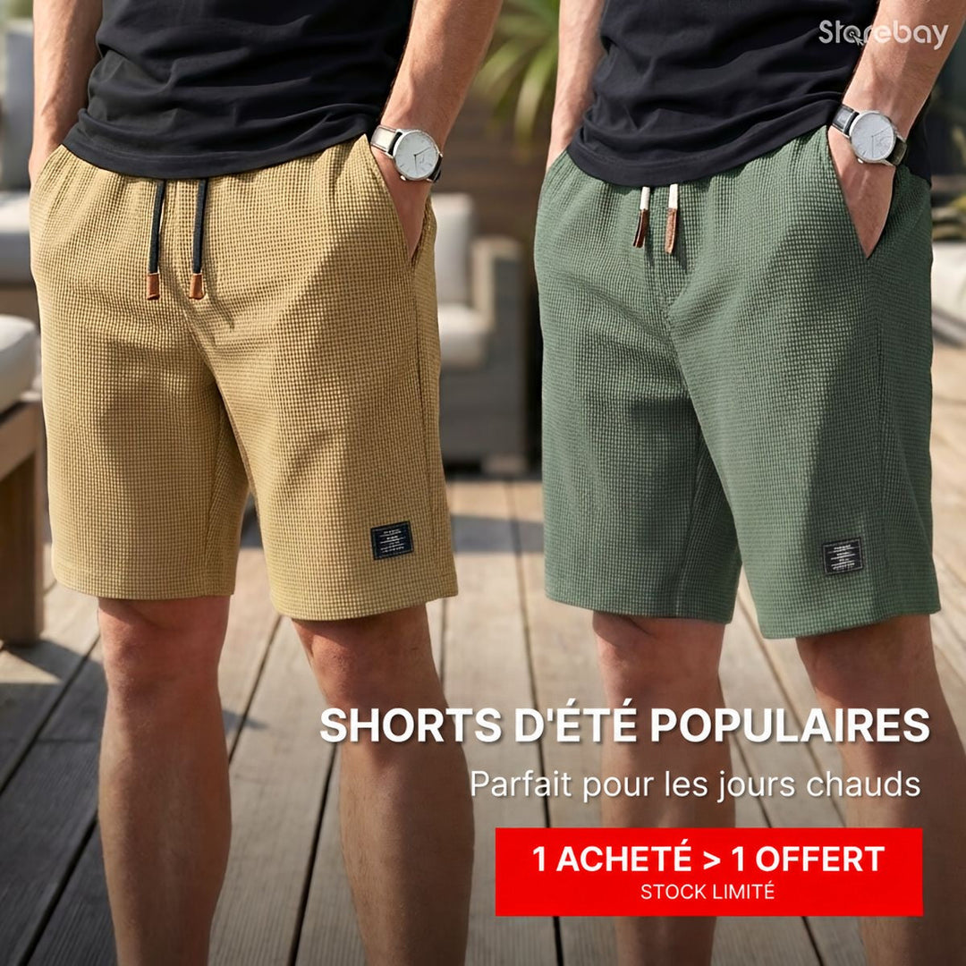 Deux hommes en tee-shirt noir portent des shorts texturés, l'un beige et l'autre vert, mains dans les poches, sur une terrasse en bois. 1