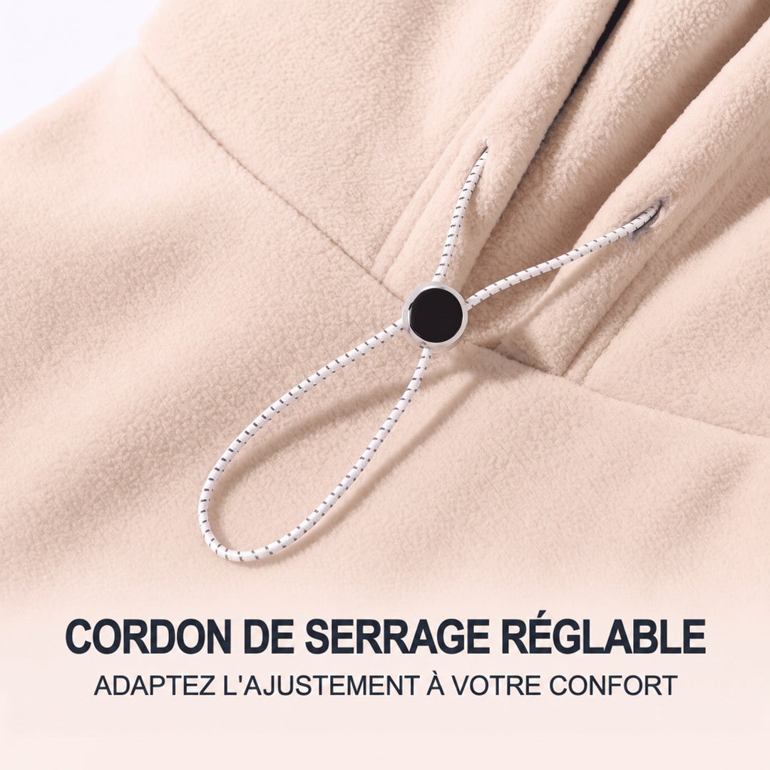 Gros plan sur le cordon élastique blanc et son stoppeur noir, sur polaire beige 5