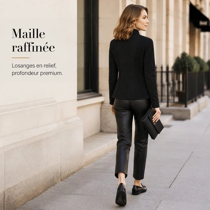 Vue de dos d'une femme marchant en ville, portant le blazer noir texturé, un pantalon en cuir noir et des mocassins. 20