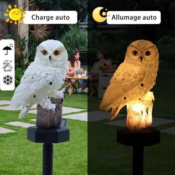 Montage comparant le hibou blanc de jour dans un jardin et le même hibou allumé la nuit, pique noir planté dans la pelouse. 2