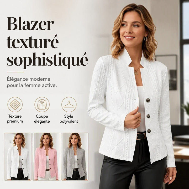Femme portant le blazer blanc texturé à col montant, avec trois vignettes des versions blanche, rose et grise en bas. 17