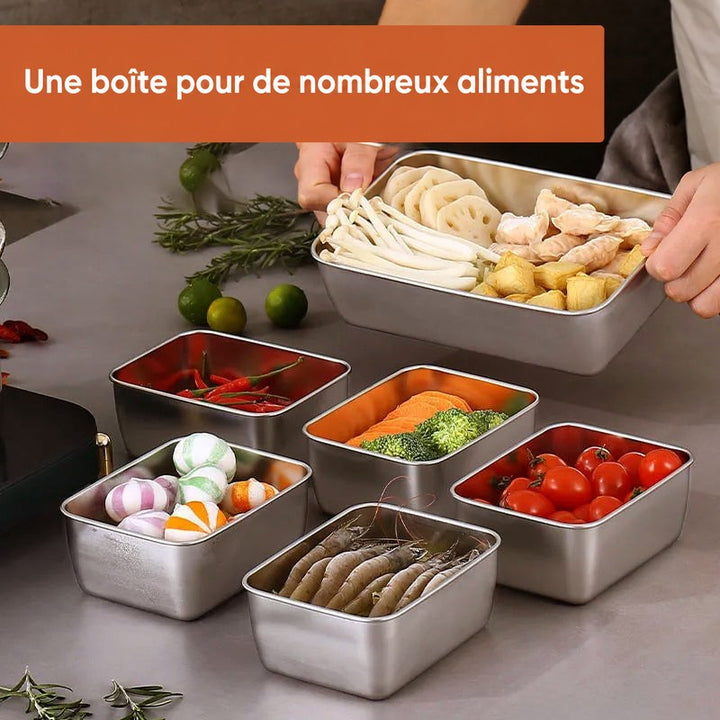 Plusieurs contenants en inox remplis de piments, légumes, tomates, crevettes et bonbons, une main présentant un grand contenant garni de champignons et gingembr 3