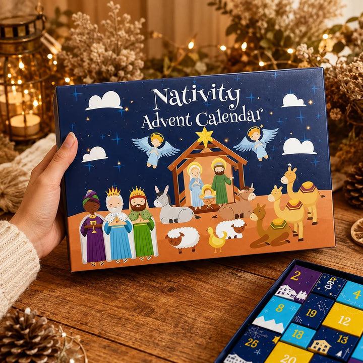 Main tenant le couvercle de la boîte illustré d'une scène de nativité, parmi des décorations de Noël 4