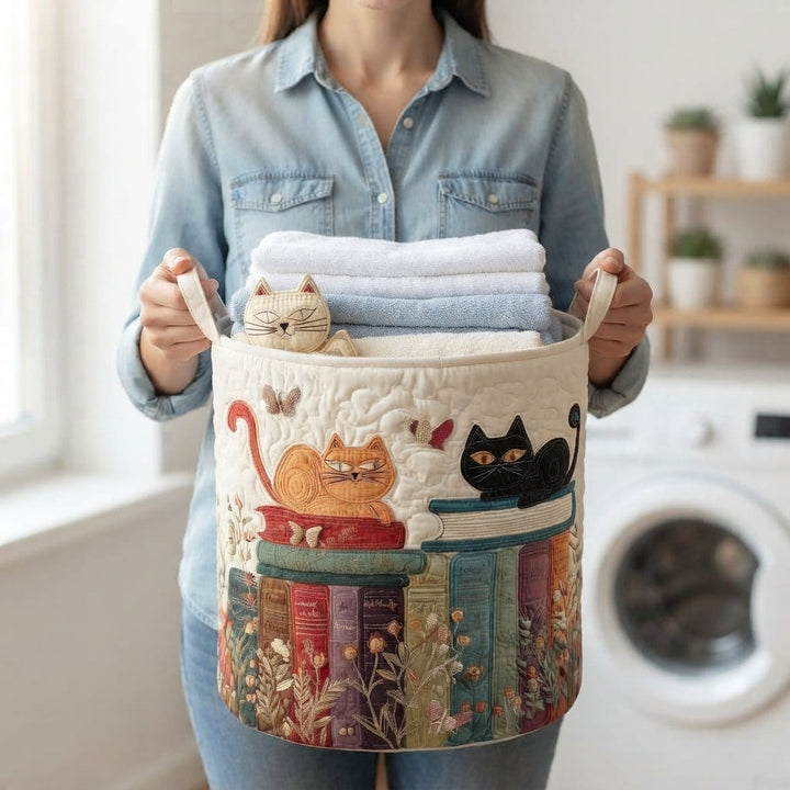 Femme en chemise en jean portant le panier par ses deux anses, rempli de serviettes pliées, devant un lave-linge. 4