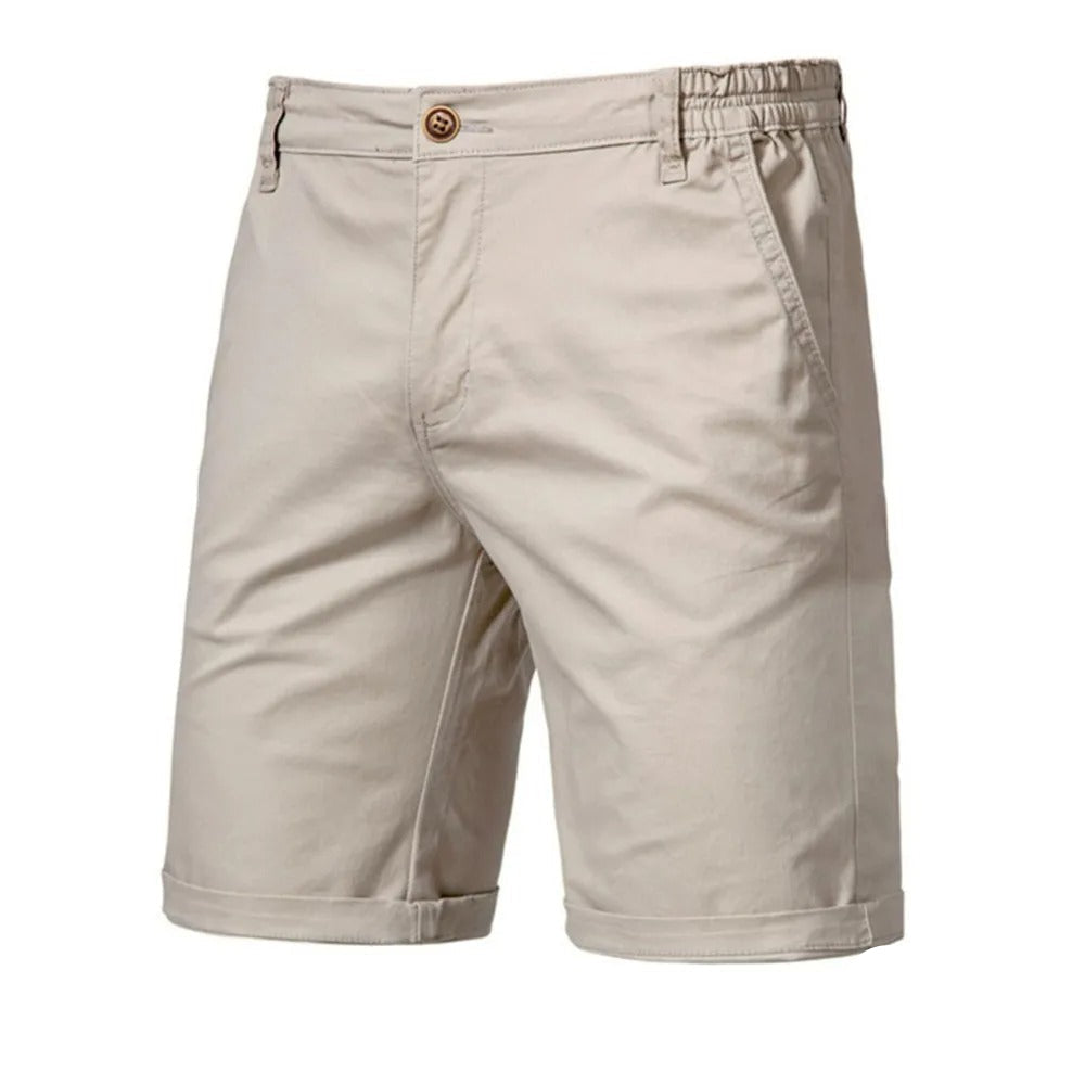Vue de face du short beige avec ceinture élastique, bouton marron, poche latérale et ourlets retroussés. 1