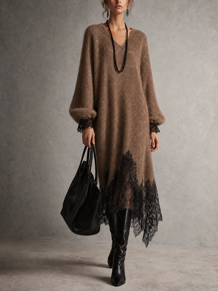 Robe en maille couleur marron clair avec dentelle noire à l'ourlet, portée de face 8