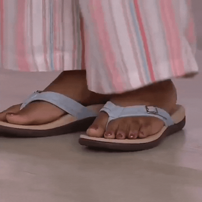Tongs bleu clair à boucle portées avec un pantalon rayé rose et blanc 4