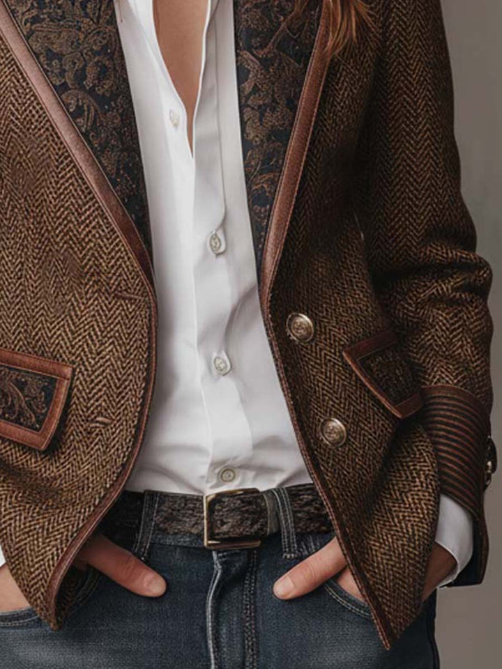Détail de la fermeture à boutons métalliques et de la ceinture en cuir portée avec le blazer 8