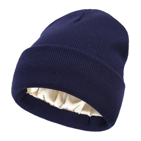 Bonnet en maille côtelée bleu marine à revers, doublure satinée crème visible à l'intérieur 11