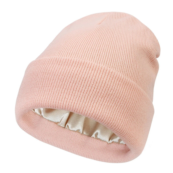 Bonnet en maille côtelée rose pâle à revers, doublure satinée champagne visible à l'intérieur 4