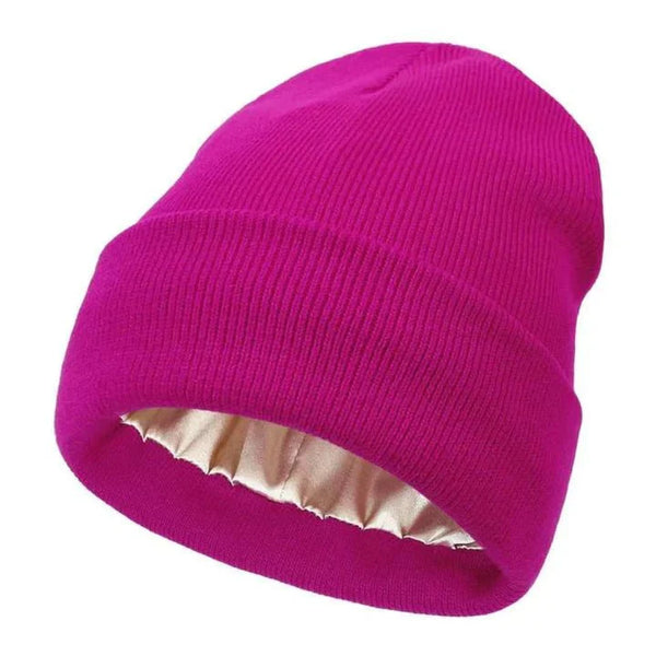 Bonnet en maille côtelée rose fuchsia à revers, doublure satinée dorée visible à l'intérieur 13