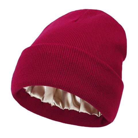 Bonnet en maille côtelée rouge bordeaux à revers, doublure satinée champagne visible à l'intérieur 9