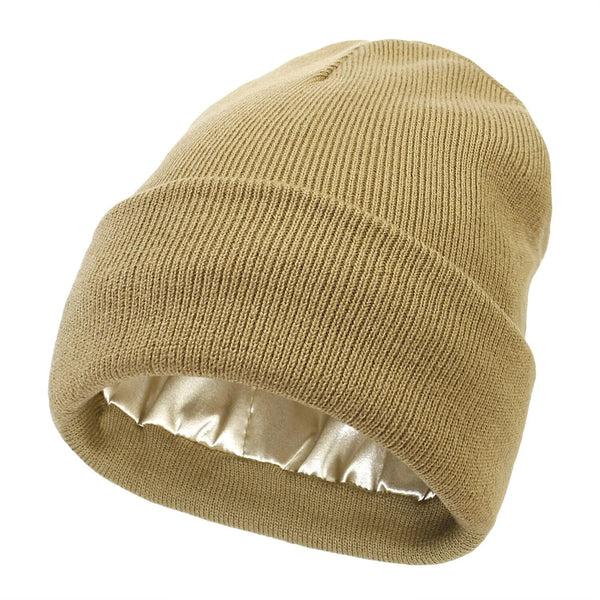 Bonnet en maille côtelée beige camel à revers, doublure satinée dorée visible à l'intérieur 8