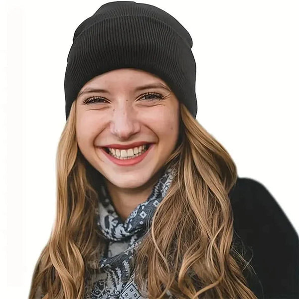 Jeune femme aux longs cheveux ondulés portant le bonnet noir et une écharpe à motifs 3