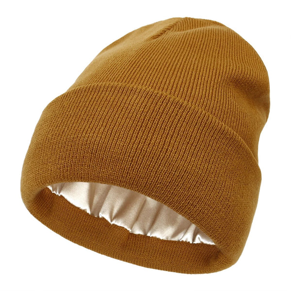 Bonnet en maille côtelée moutarde à revers, doublure satinée claire visible à l'intérieur 1