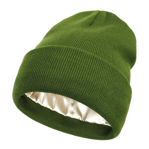 Bonnet en maille côtelée vert olive à revers, doublure satinée claire visible à l'intérieur 7