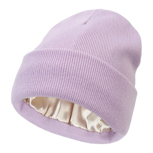 Bonnet en maille côtelée lilas à revers, doublure satinée crème visible à l'intérieur 12