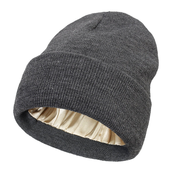 Bonnet en maille côtelée gris anthracite à revers, doublure satinée champagne visible à l'intérieur 10