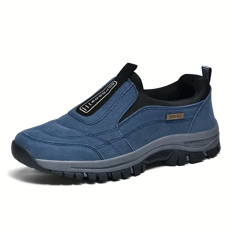 Même modèle slip-on en suédine bleue, vu de trois quarts, avec empiècement élastique noir et semelle extérieure crantée grise. 2
