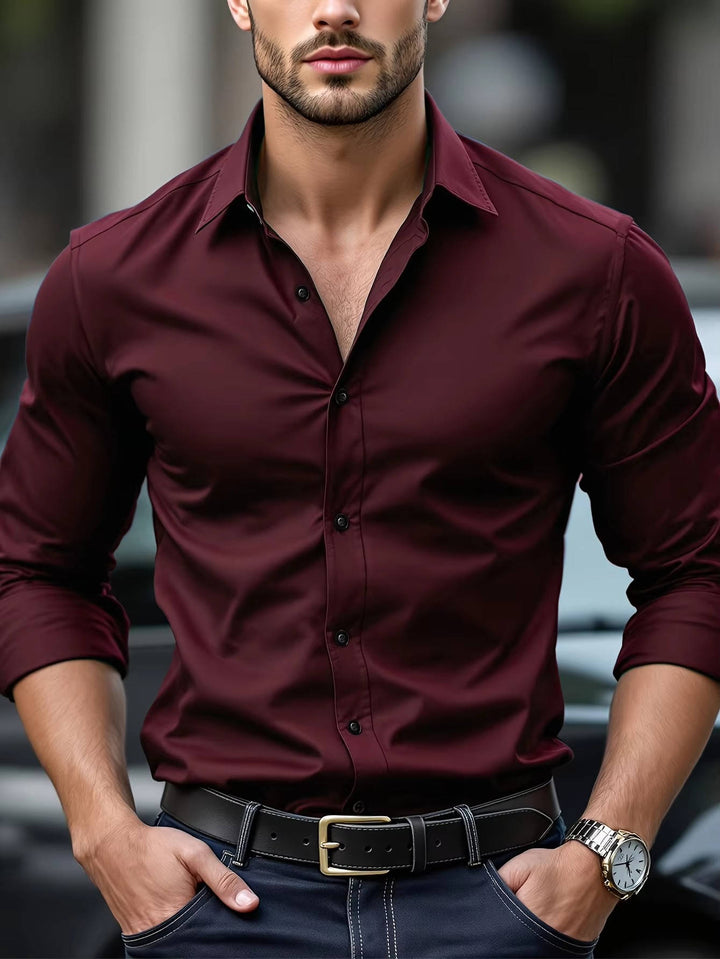 Homme portant la chemise bordeaux, mains dans les poches, avec ceinture noire, jean et montre 1