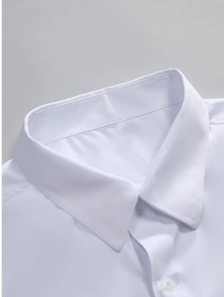 Gros plan sur le col pointu et la patte de boutonnage de la chemise blanche posée à plat 11