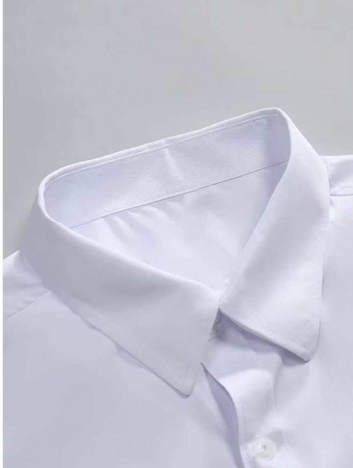 Gros plan sur le col pointu et la patte de boutonnage de la chemise blanche posée à plat 11
