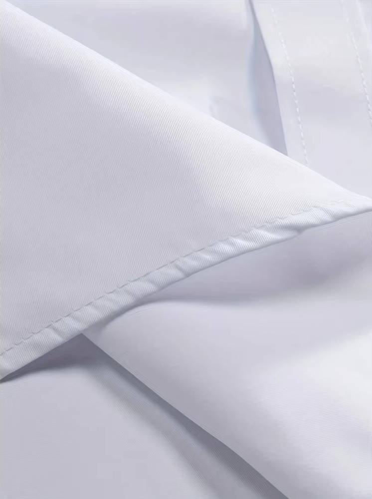 Gros plan sur le tissu blanc finement texturé avec surpiqûres au bord du col 12