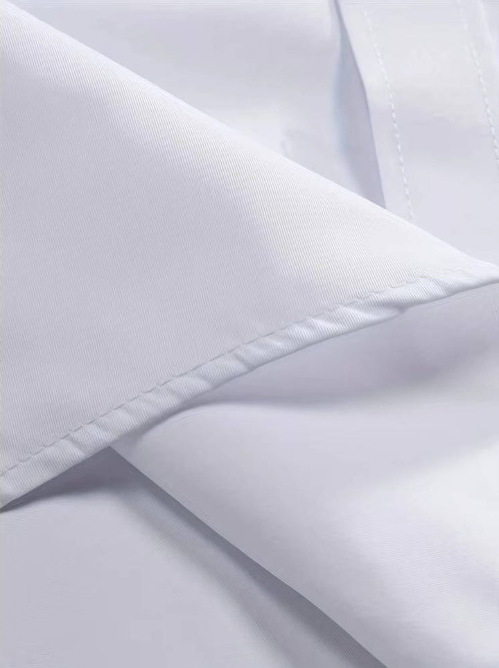 Gros plan sur le tissu blanc finement texturé avec surpiqûres au bord du col 12