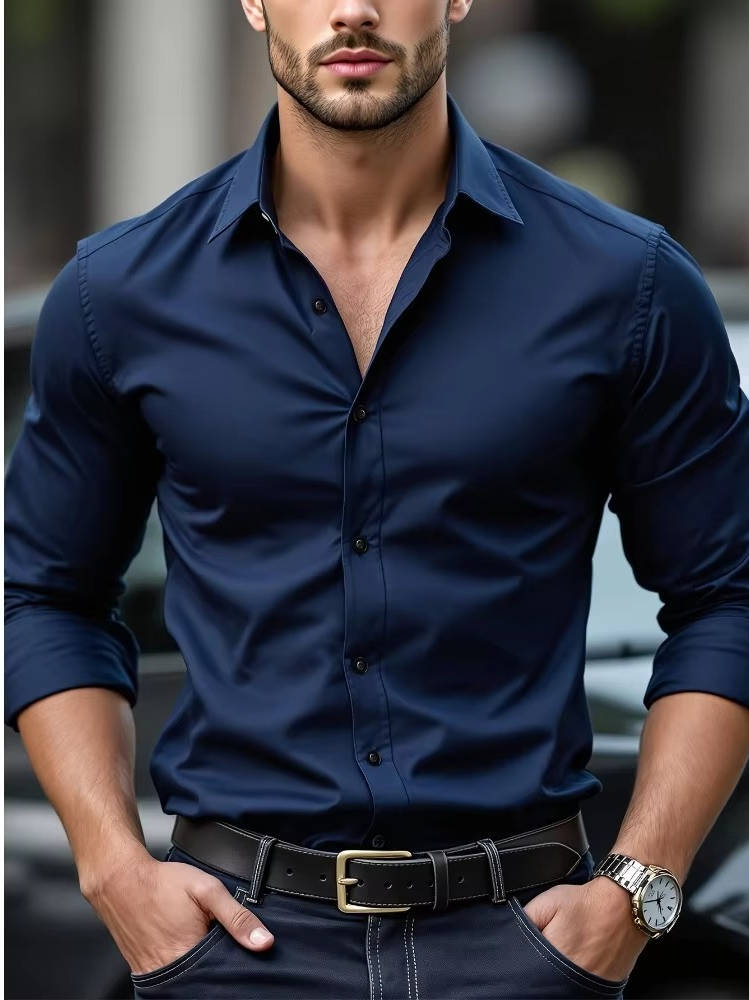 Homme portant la chemise bleu marine, manches retroussées, avec ceinture noire et jean foncé 2