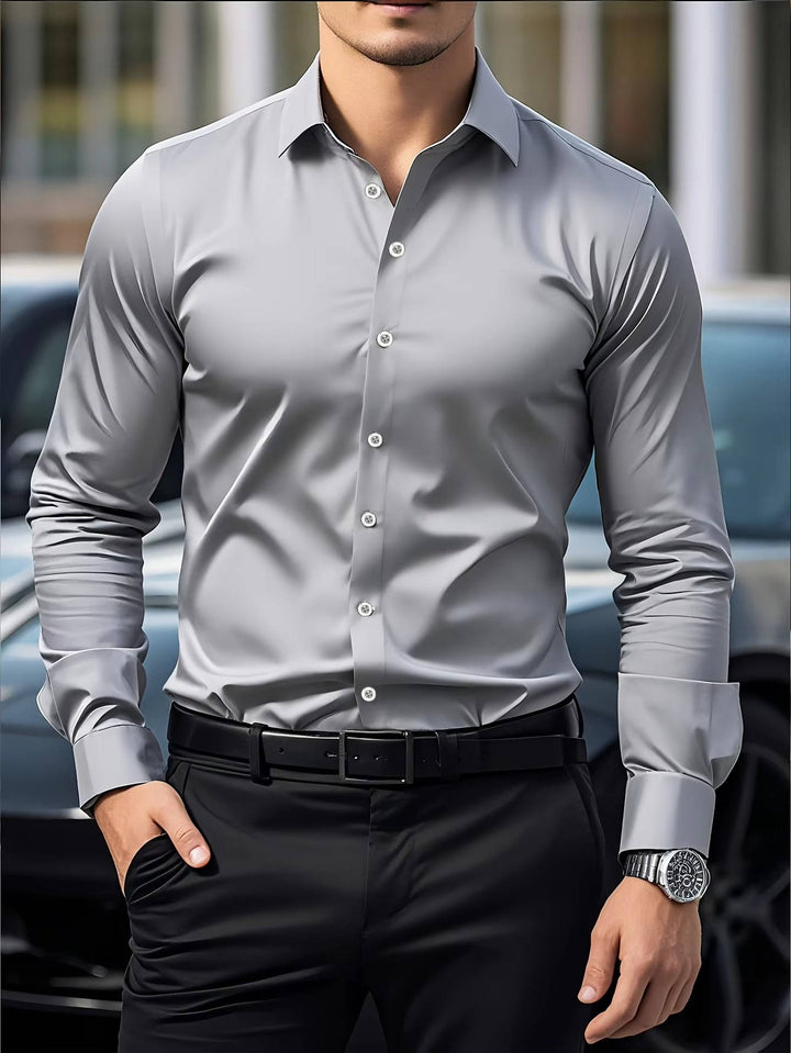 Homme portant la chemise grise à boutons clairs avec pantalon noir et ceinture, devant une voiture 4
