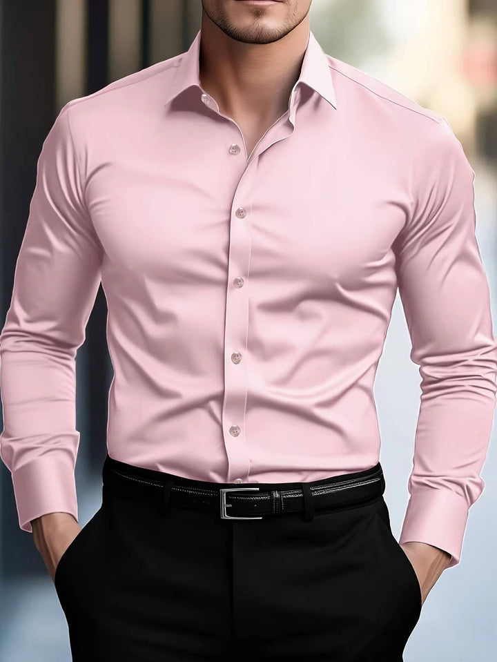 Homme portant la chemise rose clair avec pantalon noir et ceinture, mains dans les poches 5