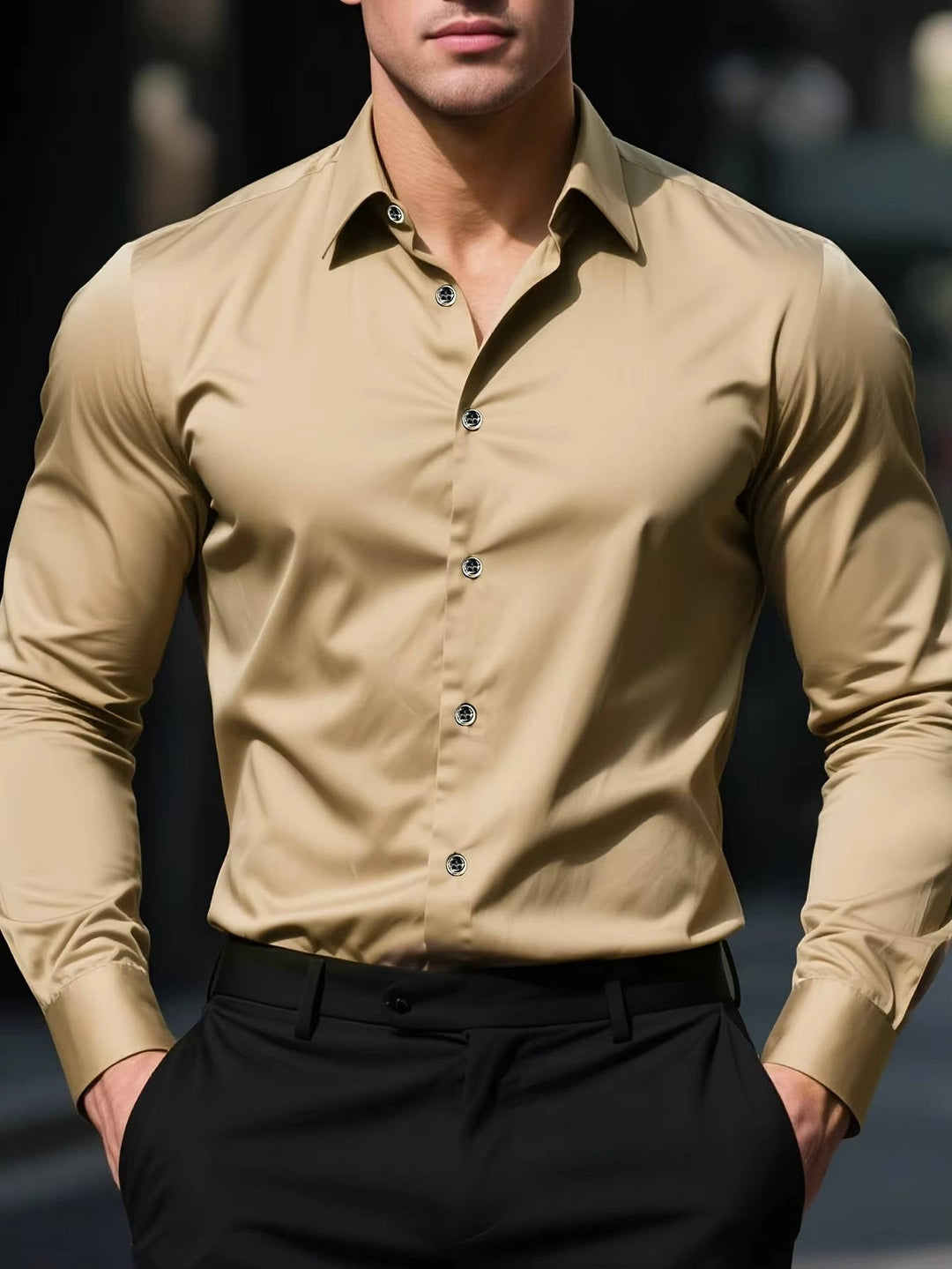Homme portant la chemise beige à boutons sombres avec pantalon noir, mains dans les poches 7