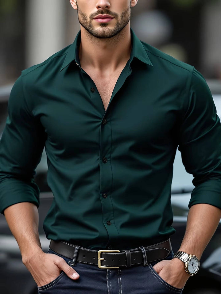 Homme portant la chemise vert foncé, mains dans les poches, avec ceinture noire et jean 8