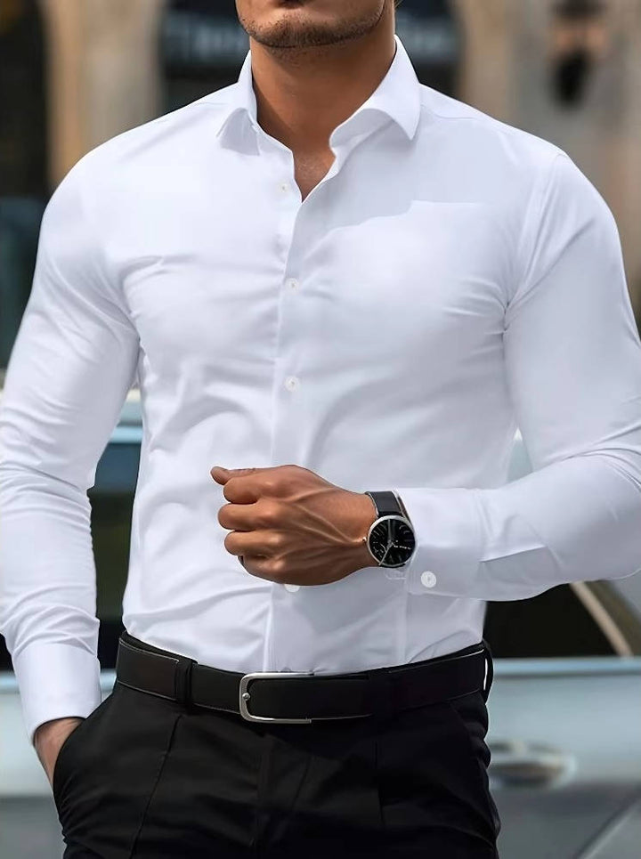 Homme portant la chemise blanche, poing fermé devant lui, avec montre, ceinture et pantalon noir 9
