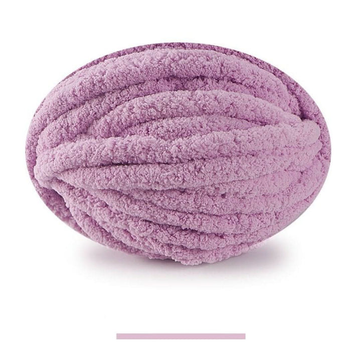 Pelote ovale de laine chenille épaisse et duveteuse, coloris mauve rosé, avec une petite barre de couleur en dessous. 21