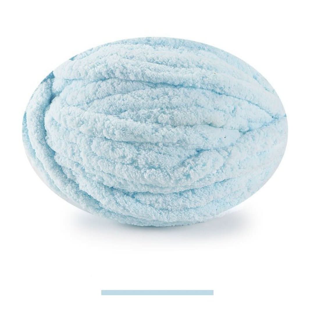 Pelote ovale de fil chenille moelleux en bleu ciel très clair, posée sur fond blanc avec sa barre de coloris. 22