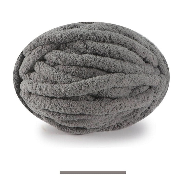 Pelote ovale de fil chenille volumineux en gris moyen, montrant la texture bouclée et douce du brin épais. 24