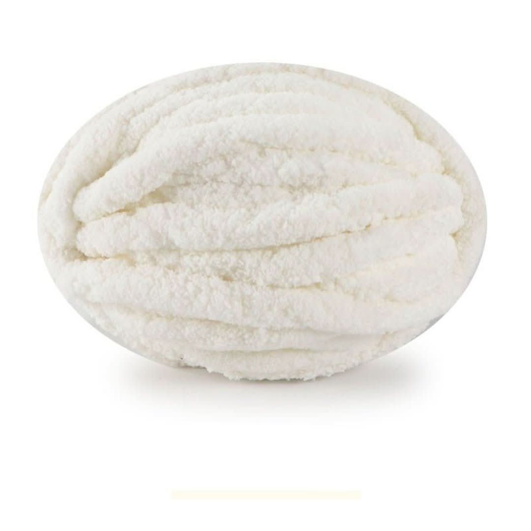 Pelote ovale de fil épais et moelleux blanc crème, sur fond blanc, vue de face. 7