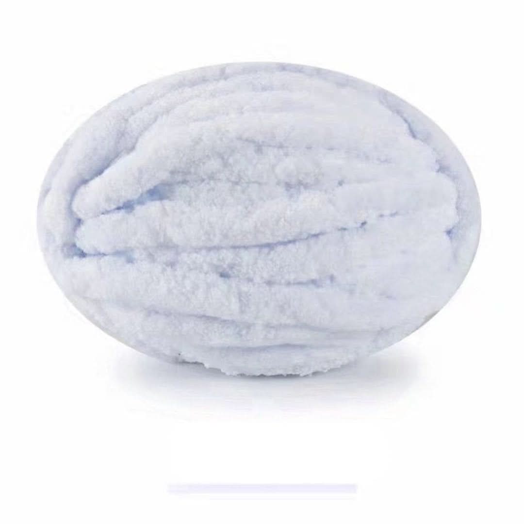 Pelote ovale de fil chenille très doux en blanc légèrement bleuté, aux gros brins moelleux, sur fond clair. 25