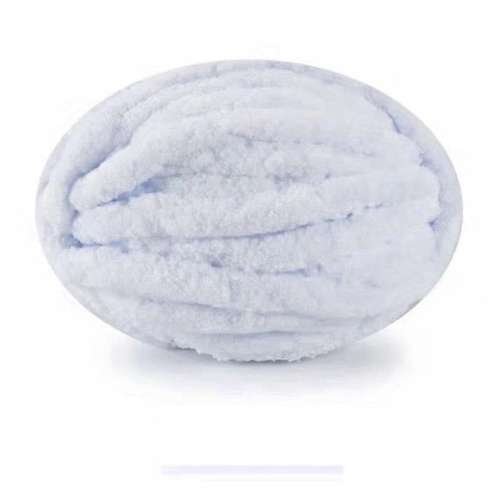 Pelote ovale de fil chenille très doux en blanc légèrement bleuté, aux gros brins moelleux, sur fond clair. 25