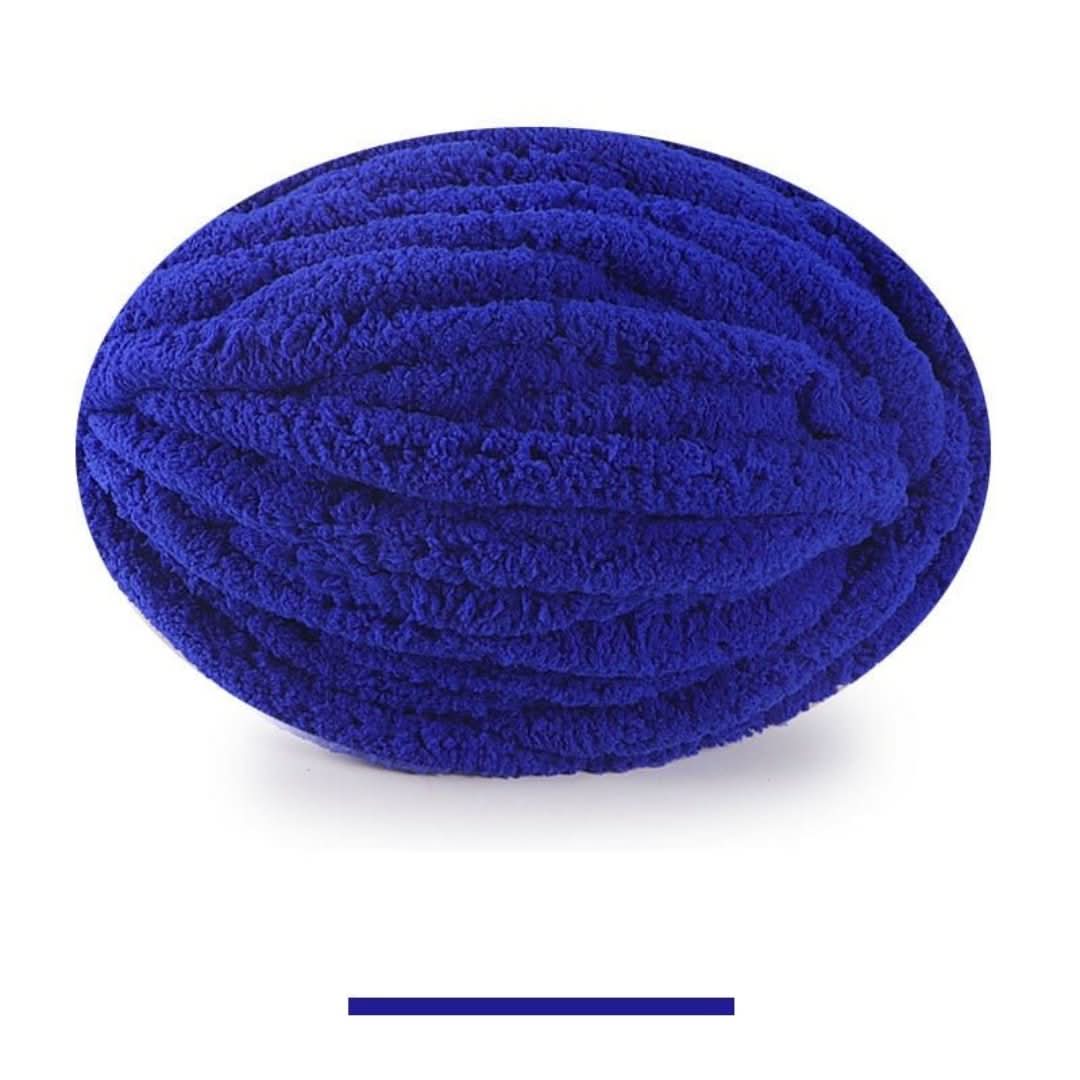 Pelote ovale de fil épais et moelleux bleu roi, sur fond blanc, avec un échantillon de la teinte en dessous. 16