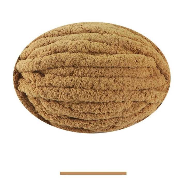 Pelote ovale de fil épais et moelleux brun caramel, sur fond blanc, avec un échantillon de la teinte en dessous. 11