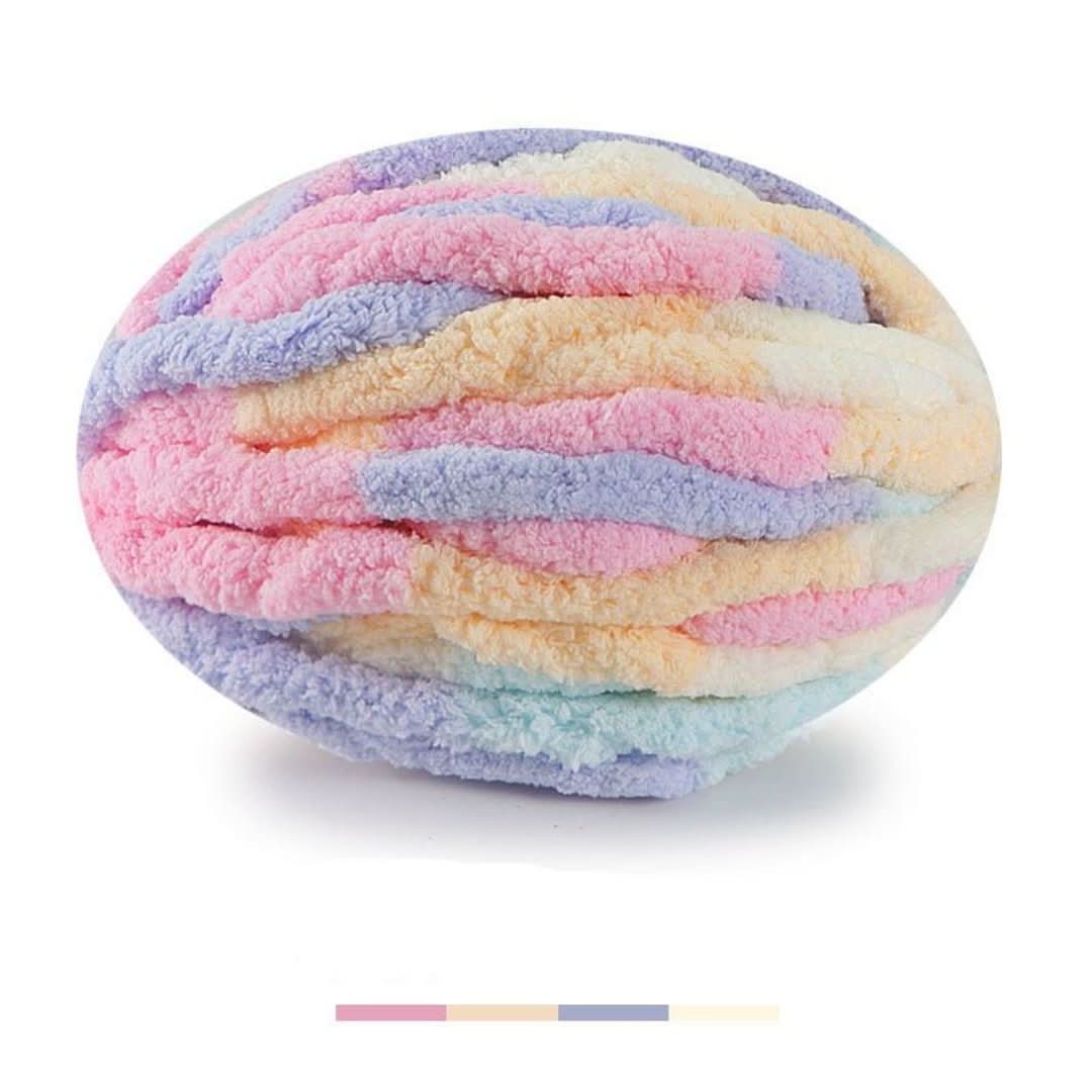 Pelote ovale de fil chenille multicolore aux bandes rose, lilas, pêche, crème et bleu pâle, effet dégradé pastel. 26