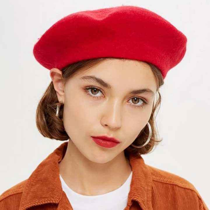 Béret rouge en laine porté par une jeune femme en veste orange, vue de face 21