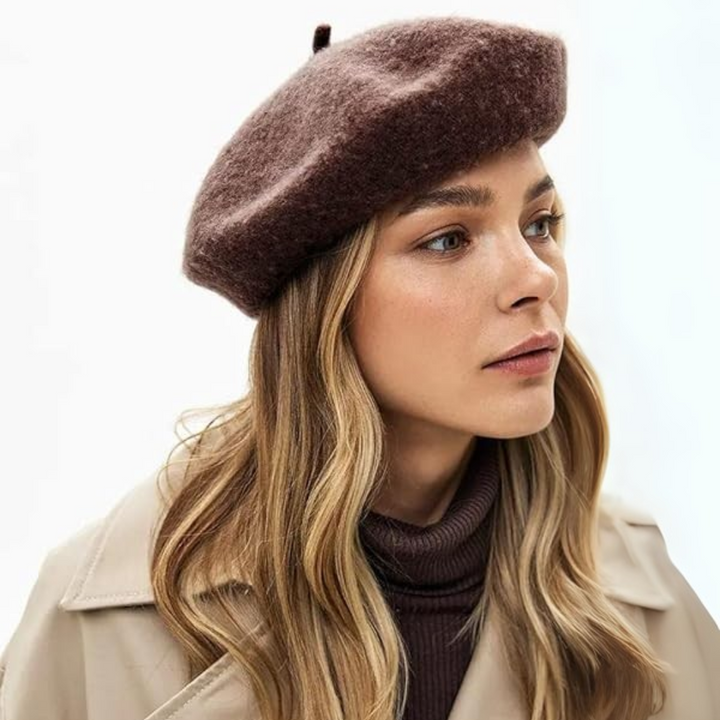 Femme blonde portant un béret marron, col roulé foncé et trench beige, regard sur le côté 20